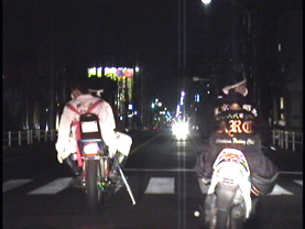 集団による暴走行為風景の画像